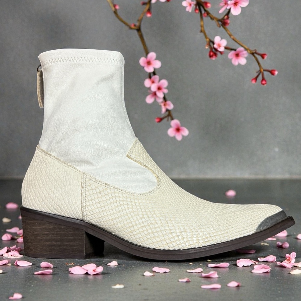 FREE PEOPLE Grand Teton Elegant Cream Ankle Boots